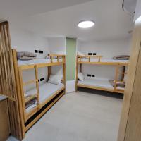 埃拉特SPNI Eilat Field School的有三张双层床的房间