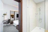 Courtyard by Marriott Edinburgh West的一间浴室