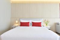 Centre Point Plus Hotel Pratunam客房内的一张或多张床位