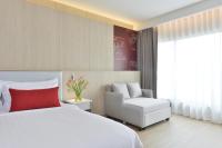 Centre Point Plus Hotel Pratunam客房内的一张或多张床位
