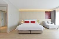 Centre Point Plus Hotel Pratunam客房内的一张或多张床位