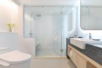 Centre Point Plus Hotel Pratunam的一间浴室