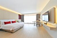 Centre Point Plus Hotel Pratunam客房内的一张或多张床位