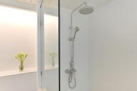 Centre Point Plus Hotel Pratunam的一间浴室