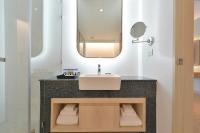 Centre Point Plus Hotel Pratunam的一间浴室