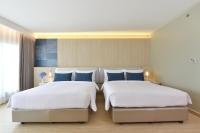 Centre Point Plus Hotel Pratunam客房内的一张或多张床位