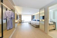 Centre Point Plus Hotel Pratunam客房内的一张或多张床位