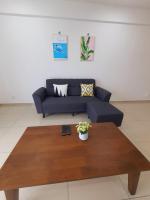 LOVELY 2ROOM SUITE6PAX@SKY CONDO JURU SENTRAL的休息区