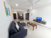 LOVELY 2ROOM SUITE6PAX@SKY CONDO JURU SENTRAL的电视和/或娱乐中心