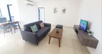 LOVELY 2ROOM SUITE6PAX@SKY CONDO JURU SENTRAL的电视和/或娱乐中心