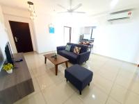 LOVELY 2ROOM SUITE6PAX@SKY CONDO JURU SENTRAL的电视和/或娱乐中心