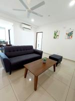 LOVELY 2ROOM SUITE6PAX@SKY CONDO JURU SENTRAL的休息区