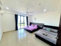 LOVELY 2ROOM SUITE6PAX@SKY CONDO JURU SENTRAL的休息区