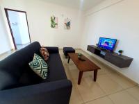 LOVELY 2ROOM SUITE6PAX@SKY CONDO JURU SENTRAL的电视和/或娱乐中心