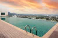 LOVELY 2ROOM SUITE6PAX@SKY CONDO JURU SENTRAL内部或周边的泳池
