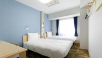 Toyoko Inn Nagoya-eki Sakuradori-guchi Shinkan客房内的一张或多张床位