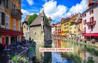 安锡LES SUITES D&#39;ANNICIACA - Hyper centre avec vue sur le chateau的运河旁的城市河流