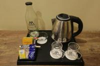 Hotel Raj Palace Udaipur的咖啡和沏茶工具
