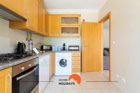 #154 V2 Vila Branca 54 by Home Holidays的厨房或小厨房
