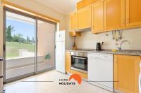 #154 V2 Vila Branca 54 by Home Holidays的厨房或小厨房