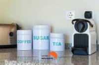#154 V2 Vila Branca 54 by Home Holidays的咖啡和沏茶工具