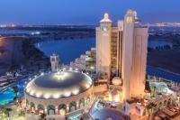 埃拉特Herods Boutique Eilat a Premium collection by Fattal Hotels的享有带钟楼的大型建筑的空中景致