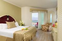 埃拉特Herods Boutique Eilat a Premium collection by Fattal Hotels的一间带床和椅子的酒店房间