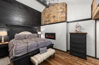 Bourbon Hollow Lodge with Hot Tub and Pool plus Game Room only 5 min to downtown客房内的一张或多张床位