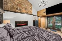 Bourbon Hollow Lodge with Hot Tub and Pool plus Game Room only 5 min to downtown客房内的一张或多张床位