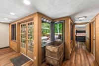 Bourbon Hollow Lodge with Hot Tub and Pool plus Game Room only 5 min to downtown的厨房或小厨房