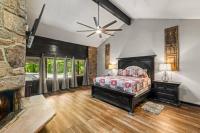 Bourbon Hollow Lodge with Hot Tub and Pool plus Game Room only 5 min to downtown客房内的一张或多张床位