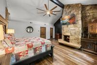 Bourbon Hollow Lodge with Hot Tub and Pool plus Game Room only 5 min to downtown客房内的一张或多张床位