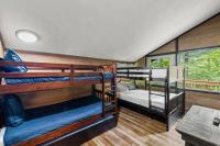 Bourbon Hollow Lodge with Hot Tub and Pool plus Game Room only 5 min to downtown客房内的一张或多张床位