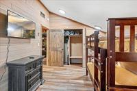Bourbon Hollow Lodge with Hot Tub and Pool plus Game Room only 5 min to downtown的厨房或小厨房
