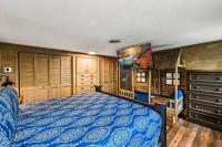 Bourbon Hollow Lodge with Hot Tub and Pool plus Game Room only 5 min to downtown客房内的一张或多张床位