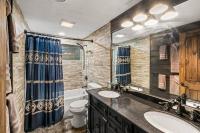 Bourbon Hollow Lodge with Hot Tub and Pool plus Game Room only 5 min to downtown的一间浴室