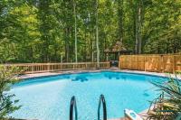 Bourbon Hollow Lodge with Hot Tub and Pool plus Game Room only 5 min to downtown内部或周边的泳池