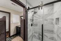 Bourbon Hollow Lodge with Hot Tub and Pool plus Game Room only 5 min to downtown的一间浴室