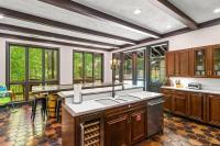 Bourbon Hollow Lodge with Hot Tub and Pool plus Game Room only 5 min to downtown的厨房或小厨房