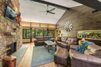 Bourbon Hollow Lodge with Hot Tub and Pool plus Game Room only 5 min to downtown的休息区