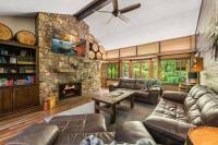Bourbon Hollow Lodge with Hot Tub and Pool plus Game Room only 5 min to downtown的休息区