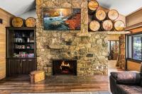 Bourbon Hollow Lodge with Hot Tub and Pool plus Game Room only 5 min to downtown的休息区