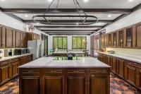 Bourbon Hollow Lodge with Hot Tub and Pool plus Game Room only 5 min to downtown的厨房或小厨房