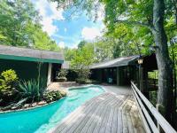 Bourbon Hollow Lodge with Hot Tub and Pool plus Game Room only 5 min to downtown内部或周边的泳池