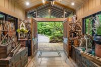 Bourbon Hollow Lodge with Hot Tub and Pool plus Game Room only 5 min to downtown外面的花园