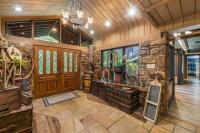 Bourbon Hollow Lodge with Hot Tub and Pool plus Game Room only 5 min to downtown的休息区
