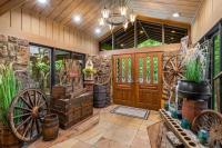 Bourbon Hollow Lodge with Hot Tub and Pool plus Game Room only 5 min to downtown平面图
