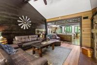 Bourbon Hollow Lodge with Hot Tub and Pool plus Game Room only 5 min to downtown的休息区