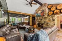 加特林堡Bourbon Hollow Lodge with Hot Tub and Pool plus Game Room only 5 min to downtown的带沙发和石墙的客厅