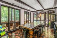 加特林堡Bourbon Hollow Lodge with Hot Tub and Pool plus Game Room only 5 min to downtown的一间有大木桌和椅子的餐厅